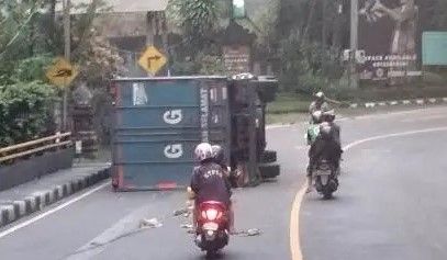 podiumnews.com-Oleng Tabrak Pagar Jembatan, Truk Angkut Rokok Terguling di Kerambitan 